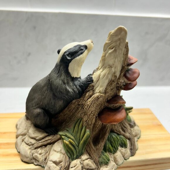 Robarts Design Figurine Hand-Painted Badger - Picture 2 of 4